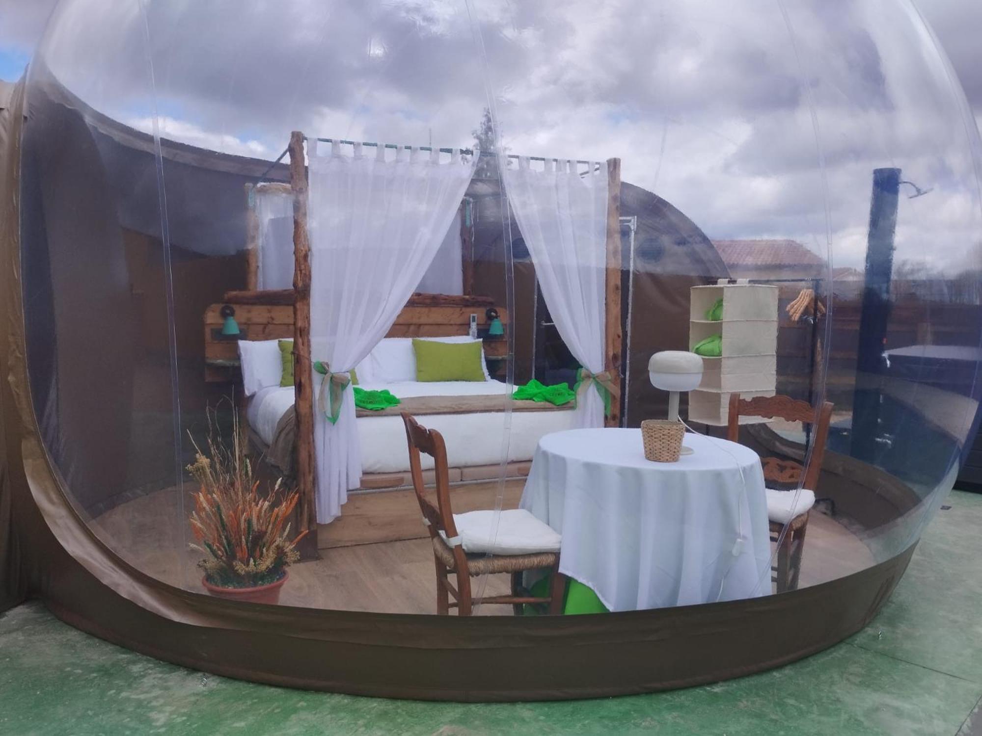 Cosmoveros - Hotel Burbuja Pedraza Luaran gambar