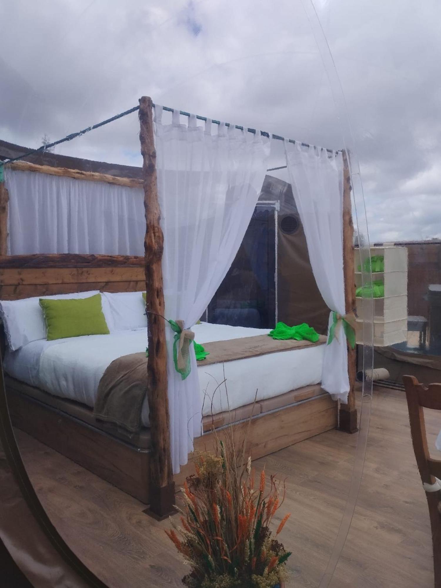 Cosmoveros - Hotel Burbuja Pedraza Luaran gambar