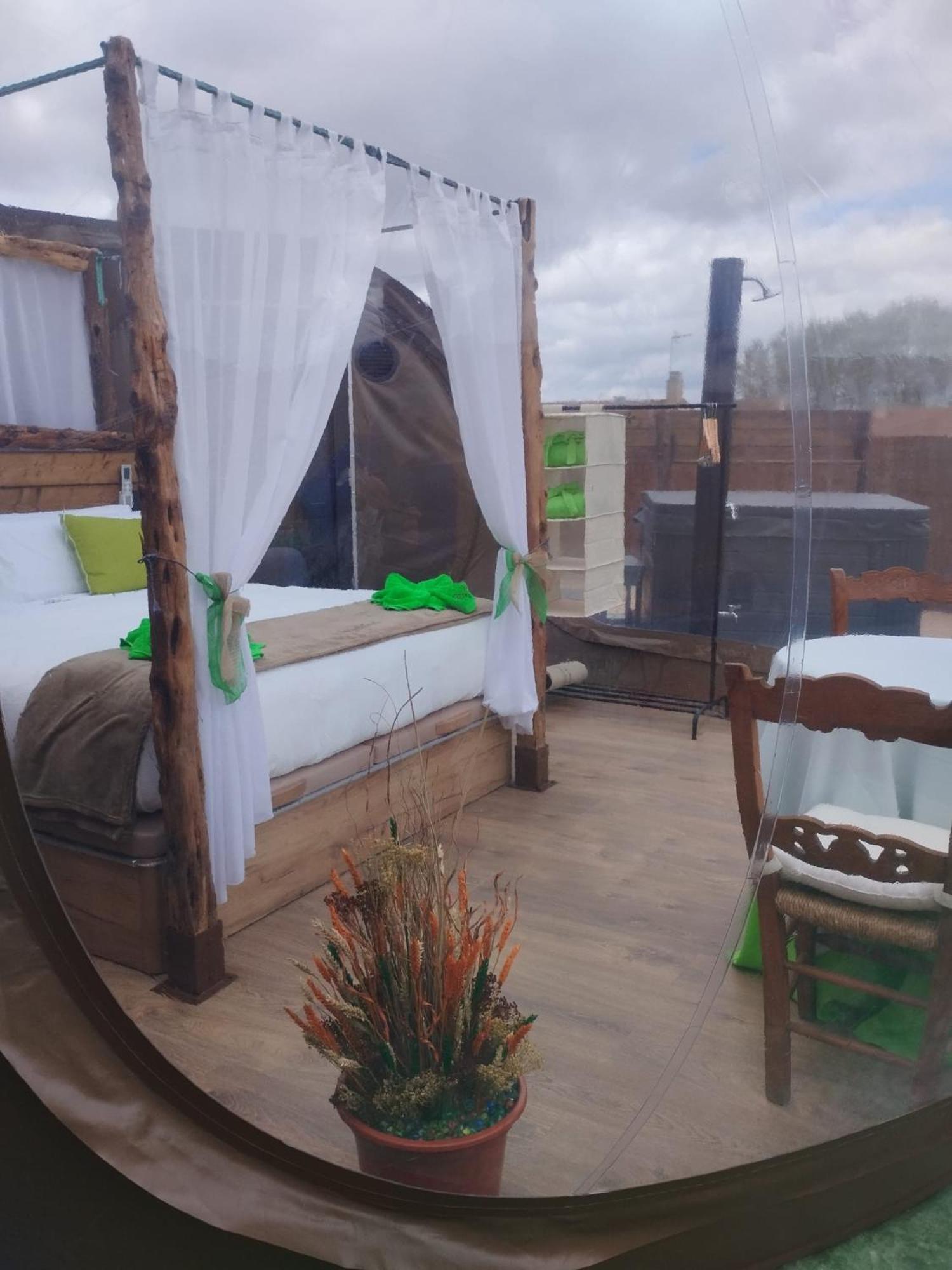 Cosmoveros - Hotel Burbuja Pedraza Luaran gambar