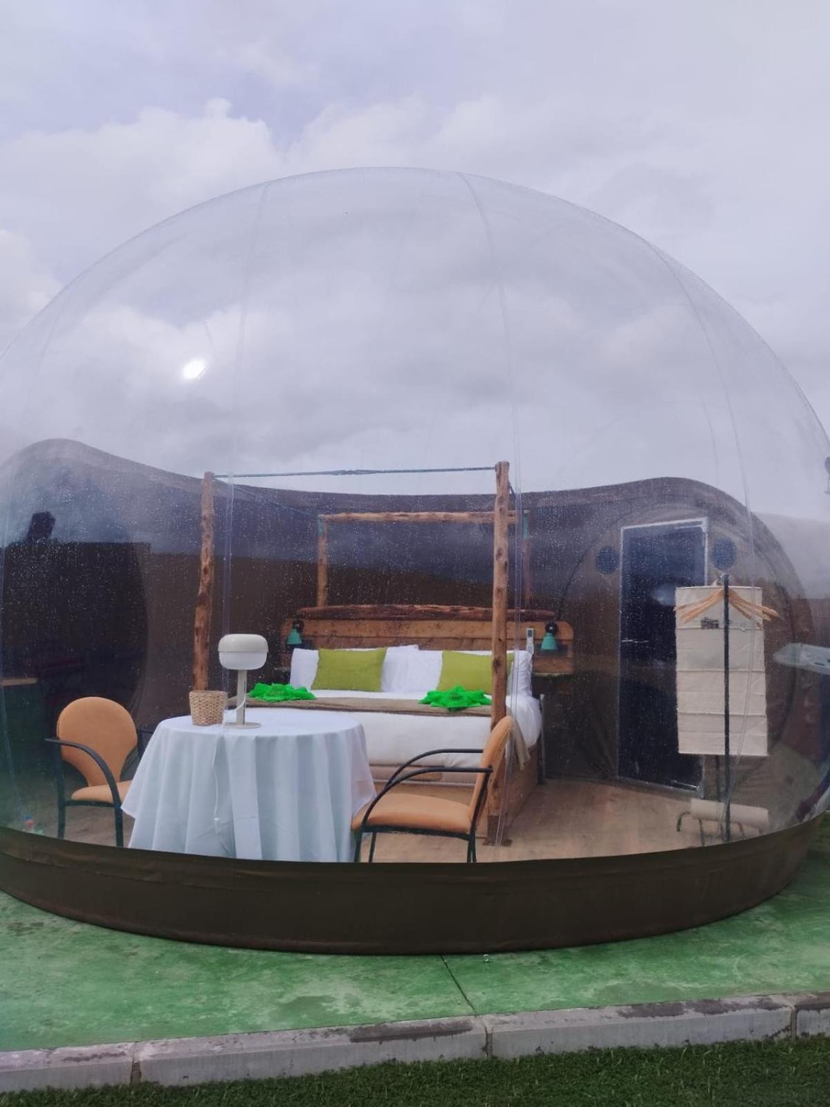 Cosmoveros - Hotel Burbuja Pedraza Luaran gambar