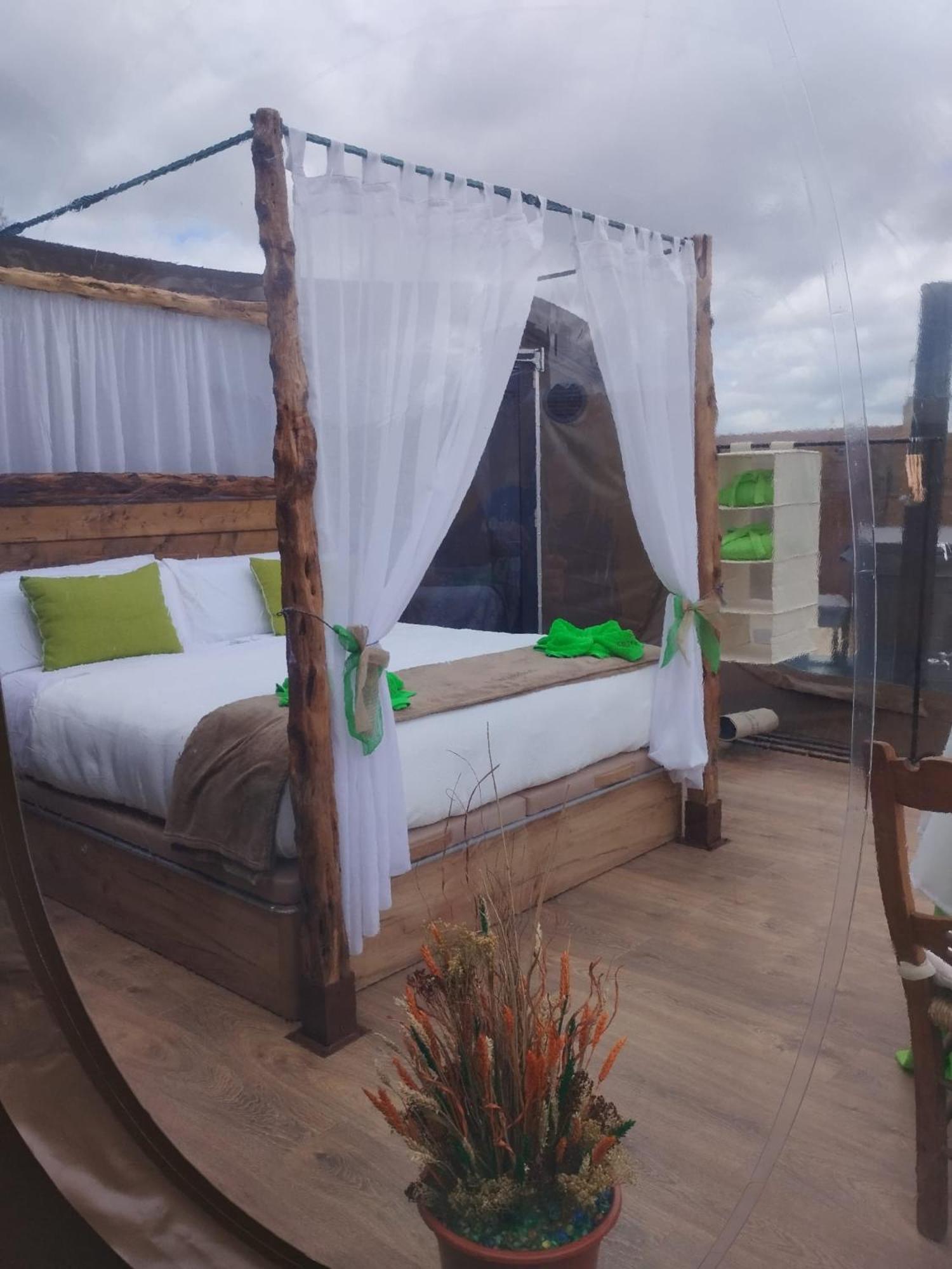 Cosmoveros - Hotel Burbuja Pedraza Luaran gambar