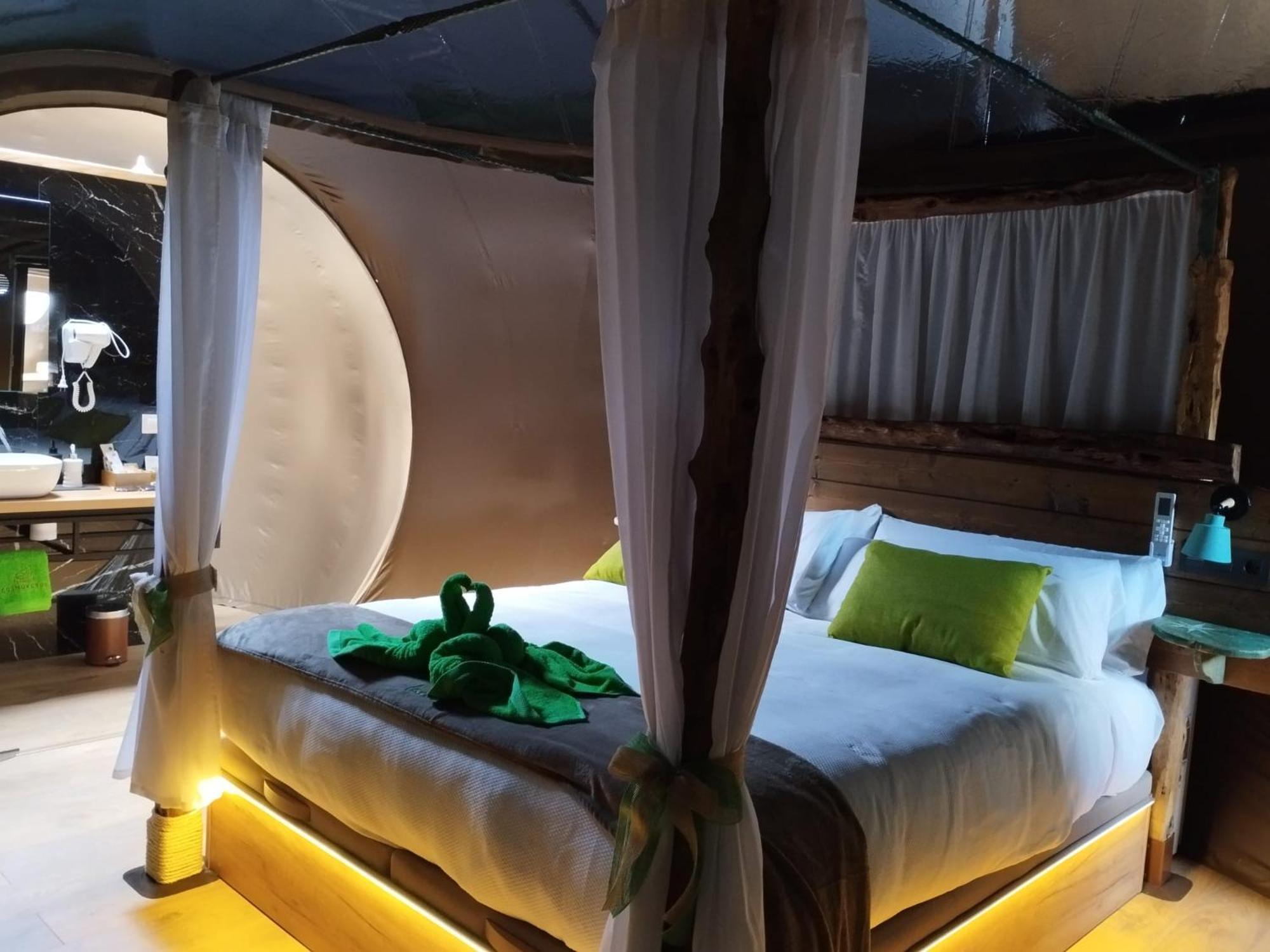 Cosmoveros - Hotel Burbuja Pedraza Luaran gambar