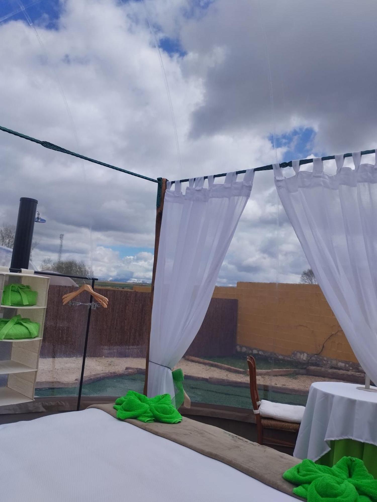 Cosmoveros - Hotel Burbuja Pedraza Luaran gambar