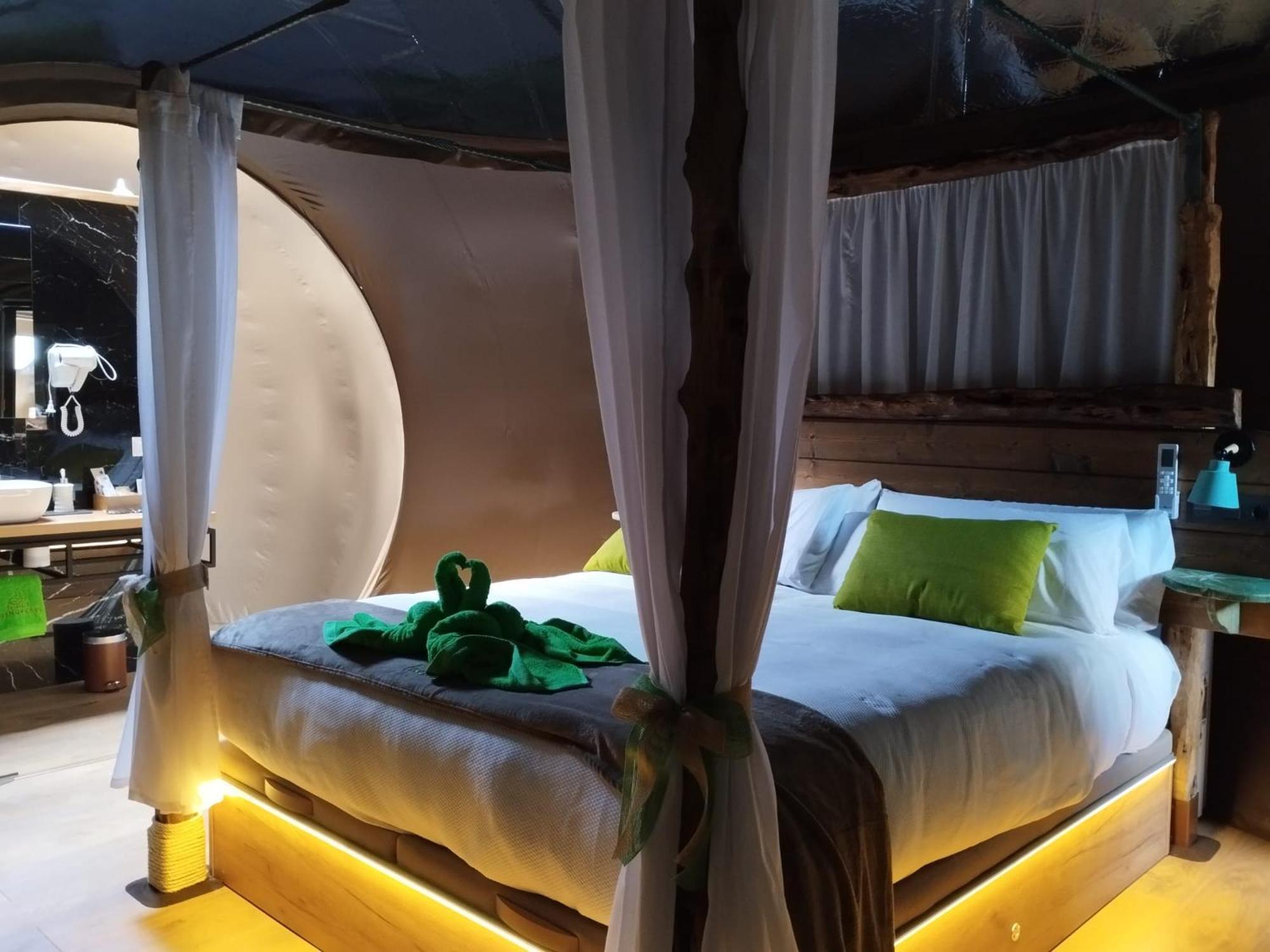 Cosmoveros - Hotel Burbuja Pedraza Luaran gambar