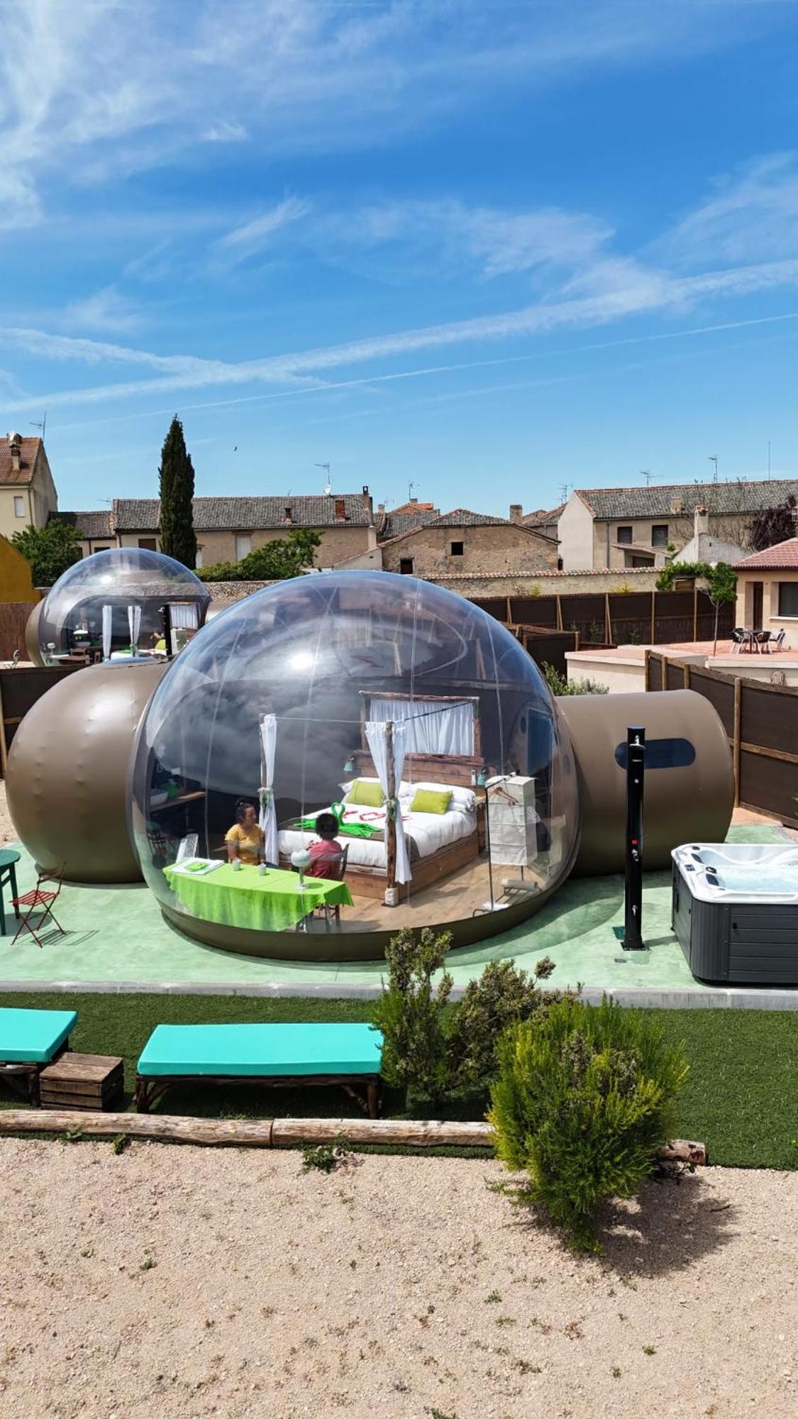 Cosmoveros - Hotel Burbuja Pedraza Luaran gambar