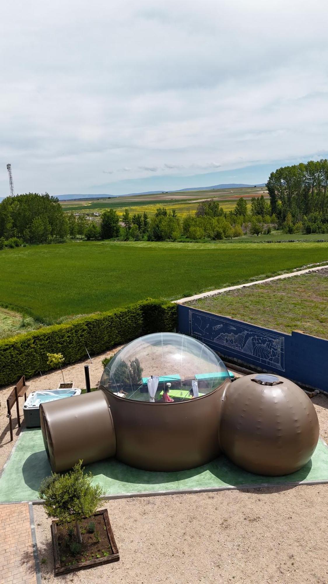 Cosmoveros - Hotel Burbuja Pedraza Luaran gambar